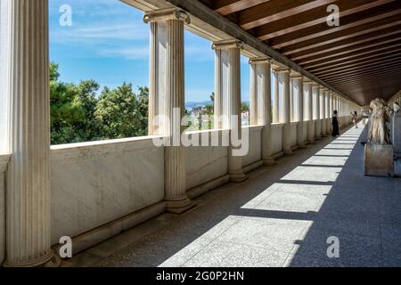 Athen, Attika, Griechenland. Stoa von Attalus (Attalos) Innenansicht des oberen Stockwerks an der archäologischen Stätte der antiken Agora von Athen Stockfoto