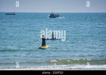 Paddelboarding-Unterricht in Tenby, Wales, Großbritannien Stockfoto