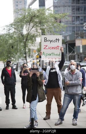 CUNY-Studenten und andere demonstrieren am John Jay College für CUNY, um alle Verbindungen zu Israel zu veräußern und zu trennen, das das palästinensische Volk in Gaza und anderswo in Israel verschlingt. Stockfoto