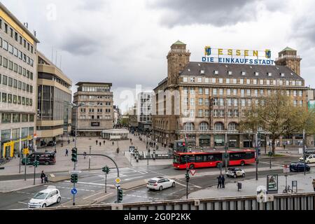 Der Willy-Brandt-Platz in der Essener Innenstadt, Fußgängerzone, Einkaufsstraße Kettwiger Straße, links das ehemalige Gebäude der Galerie Kau Stockfoto