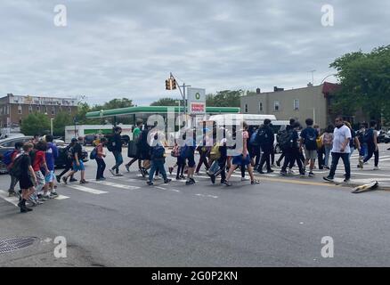 Schulkinder überqueren die Coney Island Avenue, nachdem sie mittags frische Luft im Park bekommen haben. Stockfoto