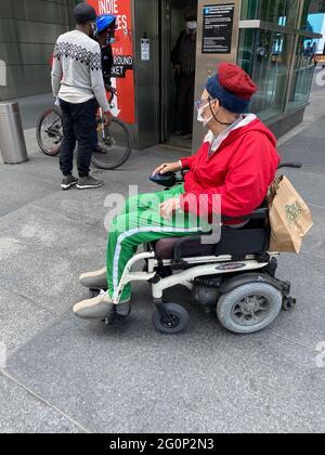 Behinderter Mann im Rollstuhl benutzt den Aufzug von der Straße, um die U-Bahn-Station am Columbus Circle in Manhattan, New York City, zu betreten. Da nur etwa 25 % der 472 Stationen erreichbar sind, hofft das MTA, das U-Bahnsystem von NYC bis 2034 zu 100 % über das Fast Forward-Programm zugänglich zu machen Stockfoto