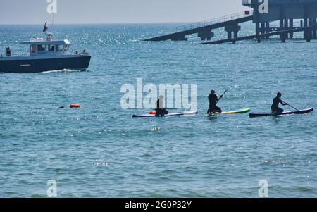 Paddelboarding-Unterricht in Tenby, Wales, Großbritannien Stockfoto