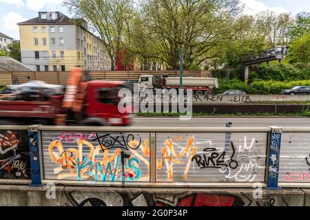 Autobahn A40, Ruhrschnellweg, in der Durchgangsstraße in Essen, Lärmschutzwand, NRW, Deutschland Stockfoto