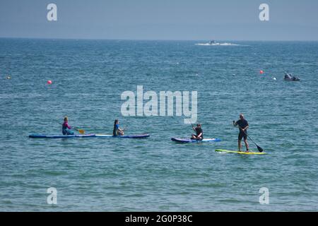 Paddelboarding-Unterricht in Tenby, Wales, Großbritannien Stockfoto