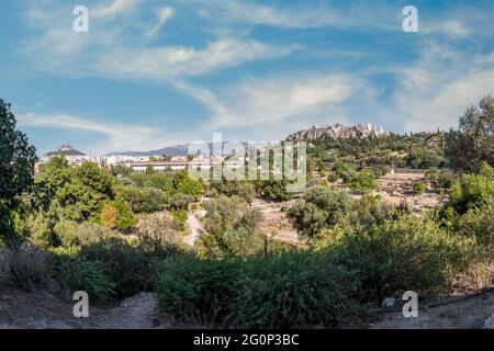 Antike Agora von Athen archäologische Stätte Panoramablick. Stoa des Attalus (links), Akropolis-Felsen (rechts) im Hintergrund. Athen, Attika, Griechenland. Stockfoto