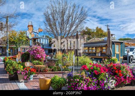 Farbenfrohes Straßencafé auf der Main Avenue, Durango, Colorado, USA. Stockfoto