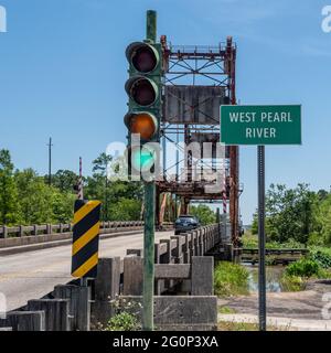 Die West Pearl River Bridge wurde 1933 erbaut und führt den US Highway 90, den Old Spanish Trail, der New Orleans mit der Mississippi Golfküste verbindet. Stockfoto