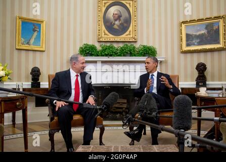 Washington, USA. März 2014. US-Präsident Barack Obama, rechts, trifft sich mit Benjamin Netanjahu, Israels Premierminister, im Oval Office des Weißen Hauses in Washington, DC, USA, am Montag, den 3. März, 2014. Obama forderte Netanjahu auf, den Moment für den Frieden zu „vereinbaren“ und sagte, dass die Zeit für die Aushandlung eines israelisch-palästinensischen Abkommens knapp wird. (Foto von Andrew Harrer/Pool/Sipa USA) Quelle: SIPA USA/Alamy Live News Stockfoto