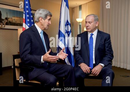 Berlin, Deutschland. Oktober 2015. US-Außenminister John Kerry spricht vor einem bilateralen Treffen mit dem israelischen Ministerpräsidenten Benjamin Netanjahu am 22. Oktober 2015 im Grand Sheraton Hotel in Berlin, Deutschland. (Foto: State Department) *** Bitte nutzen Sie die Gutschrift aus dem Credit Field *** Quelle: SIPA USA/Alamy Live News Stockfoto