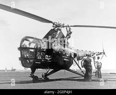 Der Hubschrauber Sikorsky HO3S-1 landet an Bord der USS Philippine Sea (CV-47) während des Betriebs vor Korea. Offizielles US-Navy-Foto, Stockfoto