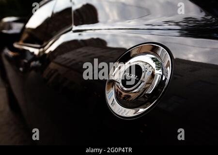 Michigan, USA - 20. Mai 2021: Tankeinfülltür auf schwarzem Dodge-Auto Stockfoto