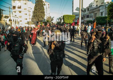 Gaza, Palästina. Juni 2021. Anhänger der Volksfront zur Befreiung Palästinas (PFLP) nehmen an einer Anti-Israel-Kundgebung in Gaza-Stadt Teil. Der von Ägypten vermittelte Waffenstillstand beendete die 11 Tage schweren israelischen Bombardements auf Gaza und den Raketenbeschuss von der verarmten Küstenenklave auf Israel. Israelische Luftangriffe und Artillerieböge auf Gaza töteten 254 Palästinenser, darunter 66 Kinder, und verletzten in 11 Tagen mehr als 1,900 Menschen. (Foto von Ramez Habboub/Pacific Press) Quelle: Pacific Press Media Production Corp./Alamy Live News Stockfoto