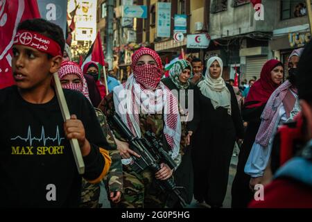 Gaza, Palästina. Juni 2021. Anhänger der Volksfront zur Befreiung Palästinas (PFLP) nehmen an einer Anti-Israel-Kundgebung in Gaza-Stadt Teil. Der von Ägypten vermittelte Waffenstillstand beendete die 11 Tage schweren israelischen Bombardements auf Gaza und den Raketenbeschuss von der verarmten Küstenenklave auf Israel. Israelische Luftangriffe und Artillerieböge auf Gaza töteten 254 Palästinenser, darunter 66 Kinder, und verletzten in 11 Tagen mehr als 1,900 Menschen. (Foto von Ramez Habboub/Pacific Press) Quelle: Pacific Press Media Production Corp./Alamy Live News Stockfoto