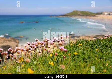 Sicherer und sandiger Porthmeor-Strand, beliebt bei Surfern und Schwimmern, in St. Ives, Cornwall, Großbritannien Stockfoto