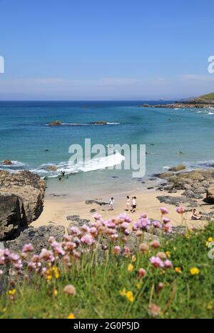 Sicherer und sandiger Porthmeor-Strand, beliebt bei Surfern und Schwimmern, in St. Ives, Cornwall, Großbritannien Stockfoto