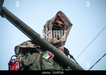 Gaza, Palästina. Juni 2021. Anhänger der Volksfront zur Befreiung Palästinas (PFLP) nehmen an einer Anti-Israel-Kundgebung in Gaza-Stadt Teil. Der von Ägypten vermittelte Waffenstillstand beendete die 11 Tage schweren israelischen Bombardements auf Gaza und den Raketenbeschuss von der verarmten Küstenenklave auf Israel. Israelische Luftangriffe und Artillerieböge auf Gaza töteten 254 Palästinenser, darunter 66 Kinder, und verletzten in 11 Tagen mehr als 1,900 Menschen. (Foto von Ramez Habboub/Pacific Press) Quelle: Pacific Press Media Production Corp./Alamy Live News Stockfoto