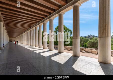 Athen, Attika, Griechenland. Innenansicht der Kolonnade der Stoa von Attalus an der archäologischen Stätte der Agora von Athen im Bezirk Thiseio Stockfoto