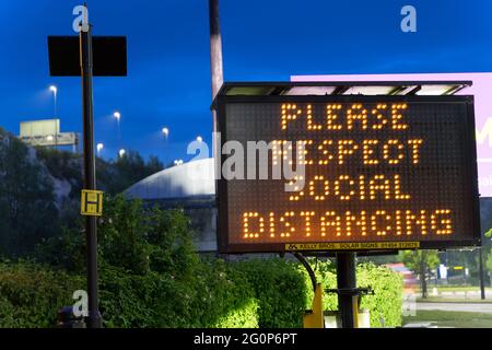 Digitale Verkehrsmeldung mit der Meldung „Please respect Social Distancing“, Kent, England, Europa Stockfoto