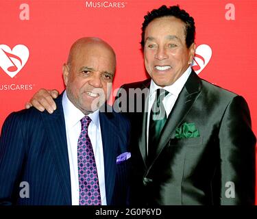 19. Mai 2016, Los Angeles, Kalifornien, USA: Die Motown Records-Gründerin Berry Gordy und der Singer-Songwriter Smokey Robinson posieren für ein Foto das 12. Jährliche MusiCares MAP Fund Tribute Concert. (Bild: © Billy Bennight/ZUMA Wire) Stockfoto