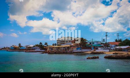 Grand Cayman, Cayman Islands, Juli 2020, Blick auf einige Gebäude mit Restaurants und Geschäften an der Karibik Stockfoto