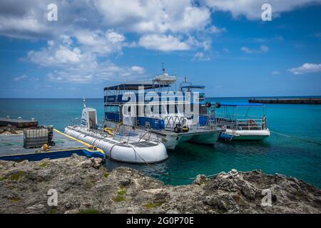 Grand Cayman, Kaimaninseln, Juli 2020, Blick auf die Atlantis-Flotte in George Town ein Reiseunternehmen, das U-Boot-Ausflüge in der Karibik organisiert Stockfoto