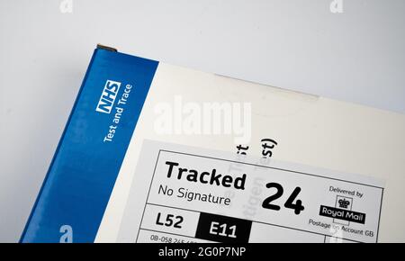 COVID-19 Selbsttest, schneller Antigen-Test. Der PRC-Test wurde per Post kostenlos vom NHS-Test- und Trace-Programm empfangen. Stafford, Großbritannien, 2. Juni 2021 Stockfoto