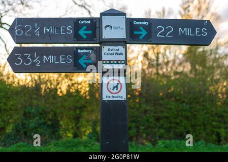 Nahaufnahme der Straßenschilder, die den Weg nach Oxford, Coventry und Banbury zeigen Stockfoto