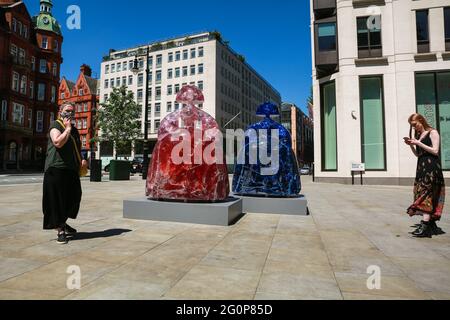 London, Großbritannien. 01 Juni 2021. Mayfair Sculpture Trail 2021. Skulptur 'Red and Blue Infanta Margarita' von Manolo Valdes. Quelle: Waldemar Sikora Stockfoto