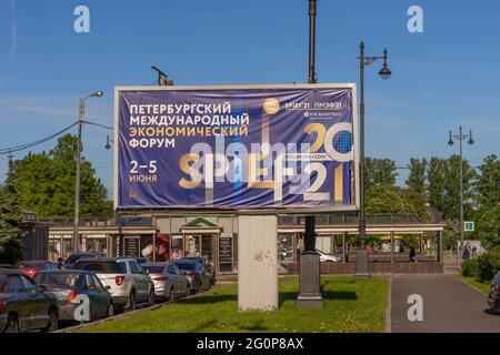 Outdoor-Plakatwand, die SPIEF ankündigt, Sankt Petersburg International 21st Economic Forum, 2-4. Juni, Russland Stockfoto