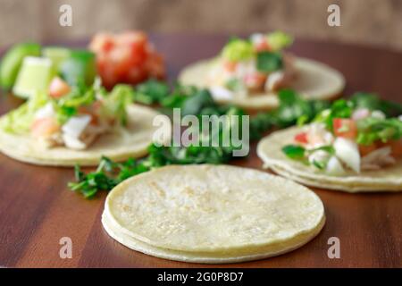 Eine leere Tortilla-Schale wartet auf die Zutaten, um einen leckeren Street Taco zu machen. Stockfoto