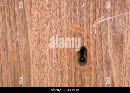 Nahaufnahme der Textur einer Holztür, in der sich ein altes Schloss befindet, Bild, in dem sich Kopierraum befindet Stockfoto