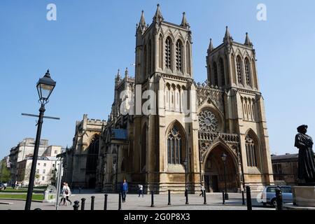 Bristol Cathedral England, Westfront und die zwei Pearsons-Türme, die unter Denkmalschutz stehen Stockfoto