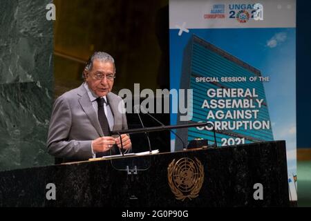 (210602) -- UNITED NATIONS, 2. Juni 2021 (Xinhua) -- Munir Akram, Präsident des Wirtschafts- und Sozialrats der Vereinten Nationen und ständiger Vertreter Pakistans bei den Vereinten Nationen, spricht am 2. Juni 2021 im UN-Hauptquartier in New York auf der Sondersitzung der Generalversammlung über Herausforderungen und Maßnahmen zur Verhinderung und Bekämpfung von Korruption und zur Stärkung der internationalen Zusammenarbeit. Der Präsident der 75. Sitzung der Generalversammlung der Vereinten Nationen (UNGA), Volkan Bozkir, sagte am Mittwoch, dass die Auswirkungen der Korruption "für die gesamte Gesellschaft" entsetzlich sind und es ihr nicht erlaubt werden sollte, sich zu behaupten Stockfoto