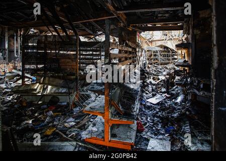 Der Laden brannte nach einem Brand mit verkohlten Wänden und Möbelresten aus. Stockfoto