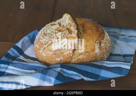 Sauerteig Brot Bild rustikalen Hintergrund Holztisch Stockfoto