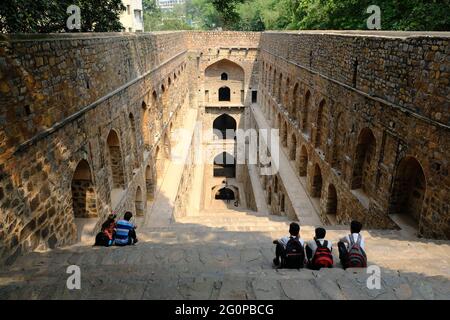 India Delhi - Agrasen KI baoli Step-Well mit hohen gewölbten Wänden und Nischen Stockfoto