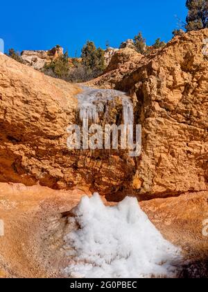 Tropic Ditch Falls vom Mossy Cave Trail im Dezember, Bryce Canyon, Utah, USA. Stockfoto