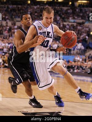 Indianapolis, USA. April 2010. Jon Scheyer von Duke (30) fährt, während er von Ronald Nored von Butler (5) während der zweiten Hälfte des NCAA-Final-Four-Meisterschaftsspiels im Lucas Oil Stadium in Indianapolis, Indiana, am Montag, den 5. April 2010, verteidigt wird. (Foto von Mark Cornelison/Lexington Herald-Leader/TNS/Sipa USA) Quelle: SIPA USA/Alamy Live News Stockfoto