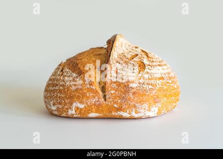 Sauerteigbrot Bild handwerklichen Laib auf weißem Hintergrund Stockfoto