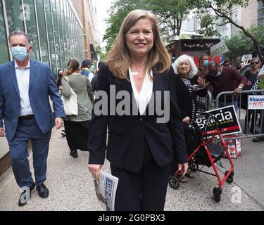 New York, New York, USA. Juni 2021. Kathryn Garcia bei einer vordebattierten Kundgebung des demokratischen Bürgermeisters von New York City entlang der Columbus Avenue vor seiner ersten Debatte über ABC TV Credit: Debra L. Rothenberg/ZUMA Wire/Alamy Live News Stockfoto