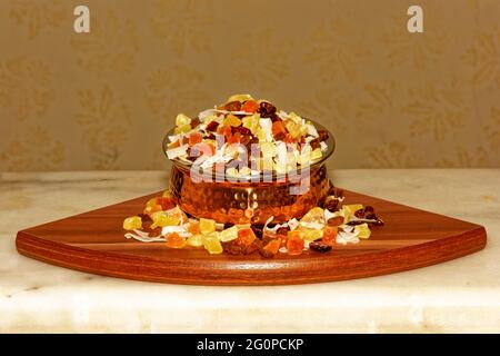 Fruchtmischung in Kupferschüssel Stockfoto