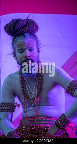 Haridwar, Uttarakhand, Indien 12. April 2021. Indische Heilige in ihrer traditionellen Art von Yog Mudra, meditierend. Schweigend sitzen als Teil der Initiation von neuem Sadhus während Kumbha Mela. Die Naga Sadhus. Stockfoto