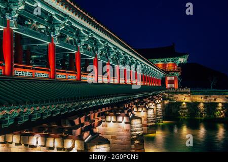 Nachtansicht der Woljeonggyo traditionellen Brücke auf dem Fluss in Gyeongju, Korea Stockfoto