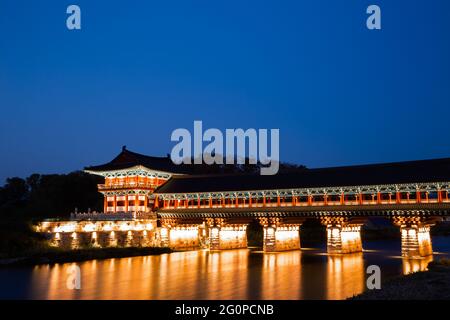 Nachtansicht der Woljeonggyo traditionellen Brücke auf dem Fluss in Gyeongju, Korea Stockfoto