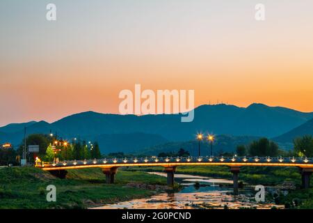 Blick auf den Sonnenuntergang über Gyeongju Landdorf in Korea Stockfoto