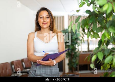 Porträt des Business-Frau, stehend im Büro Stockfoto