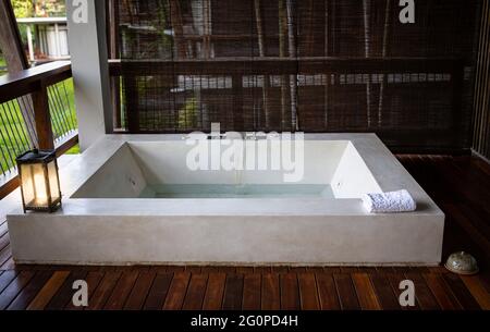 Badewanne im Freien auf der Terrasse. Home Spa im Freien. Whirlpool auf dem Balkon der Hütte. Stockfoto