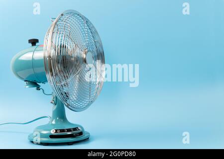 Vintage Tischventilator isoliert auf blauem Hintergrund Stockfoto