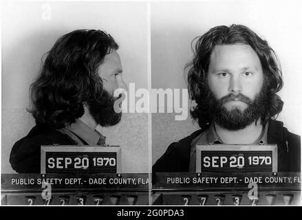 1970, 20. september, Dade County, FLORIDA, USA: Der gefeierte Rockstar-Sänger und Komponist JIM MORRISON ( 1943 - 1971 ) der TÜREN ( gegründet 1965 ), als wurde von der Polizei in der offiziellen Tasse-shot verhaftet. Jim wurde wegen Vergehen oder unanständigen Enthüllungen und Obszönitäten angeklagt. Der Sänger wurde gestürzt, nachdem er sich während eines Konzerts im März 1969 in Miami exponiert hatte. Unbekannter Fotograf, Abteilung für öffentliche Sicherheit des Dade County. - GESCHICHTE - FOTO STORICHE - MUSIK - MUSICA - CANTANTE - COMPOSITORE - ROCKSTAR - ARRESTO - ARRESTATION - ARRESTATO DALLA POLIZIA - FOTO SEGNALETICA Stockfoto